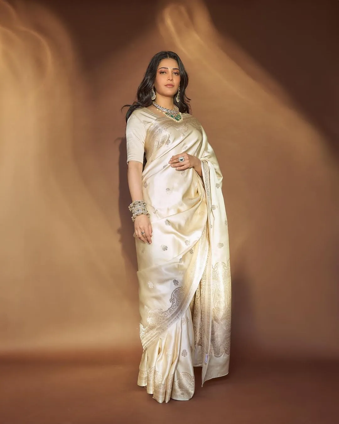 SOUTH INDIAN ACTRESS SHRUTI HAASAN IN WHITE SAREE 9